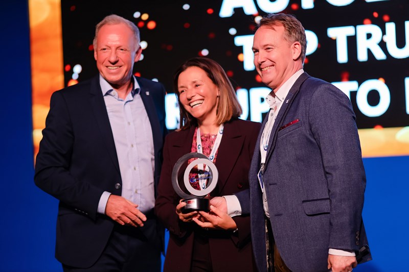 Em evento do Groupauto, Global Supplier Meeting, Isabel Basto recebe prémio pela melhor oficina a nível mundial da rede multimarca de pesados, TOP TRUCK